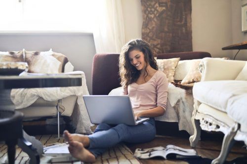 So sollte ein Homeoffice auf Dauer nicht aussehen. Auch um der Augengesundheit willen gilt es, eine gute Arbeitsumgebung zu schaffen.  Pexelscom