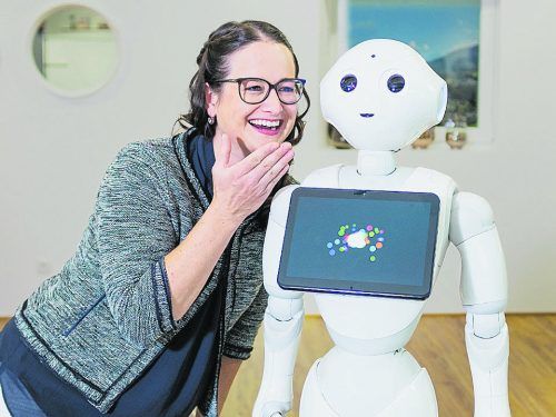 Unter dem Motto #nachvorneschauen realisiert Stefanie Müller samt Roboter Pepper in einem großen Team Visionen des Unternehmens.
