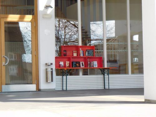 Unter dem Motto „Sie können Bücher nehmen. Sie können Bücher geben“ bietet die Gemeinde Klaus vor dem Eingang des Winzersaals einen offenen Büchertisch an. Mäser