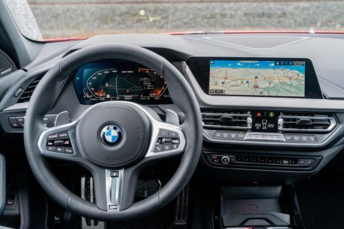 Wenn Regen, der aufs Autoblech fällt, nach Applaus klingt: Der M 135i xDrive ist ein dezent verpackter Kompaktsportler. VN/Stiplovsek