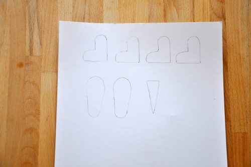 Zwei Ohren, vier Beine und einen Schwanz auf Karton aufzeichnen.