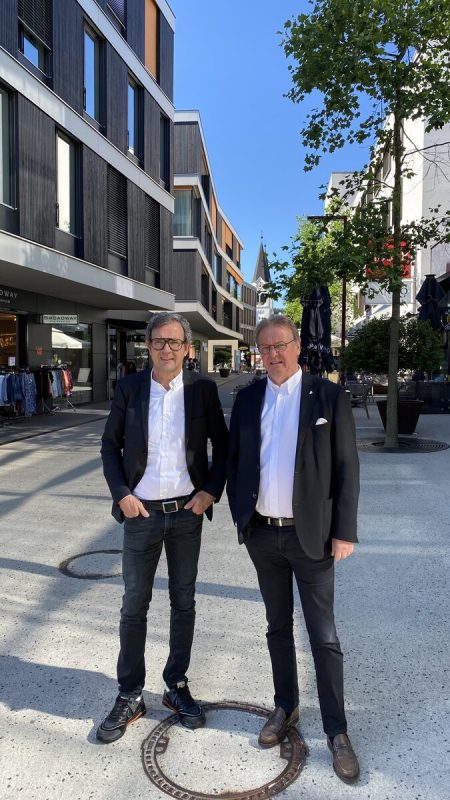 Am Garnmarkt: Bernhard Ölz (Vorstand Prisma Unternehmensgruppe) und Hermann Metzler (Geschäftsführer ZM3). Heuer soll eine große Erweiterung im Norden folgen.  prisma
