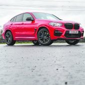 Gut getarnt: Ein Sportwagen im SUV-Outfit