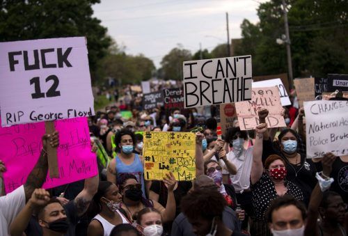 Auf den Straßen von Minneapolis forderten Hunderte Demonstranten Gerechtigkeit. Auf Schildern waren Slogans wie „Ich kann nicht atmen“ zu sehen. AFP