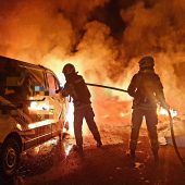 Container und Auto in Flammen