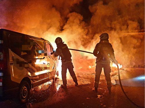 Beim Eintreffen der Feuerwehr brannten Container und Auto bereits lichterloh. FW Hohenems