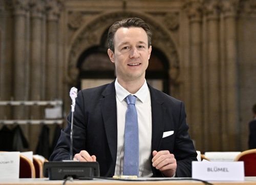 Blümel: „Schauen uns immer die Erfahrungswerte in anderen Ländern an.“  APA