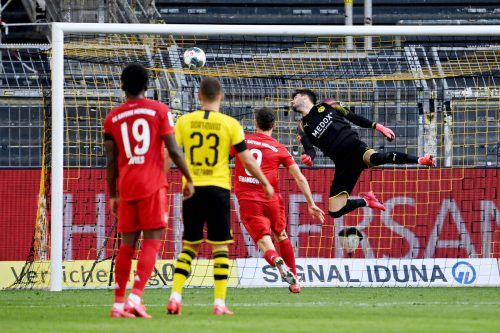 BVB-Goalie Roman Bürki streckt sich vergebens, der Heber von Joshua Kimmich senkt sich unter die Querlatte. afp/3