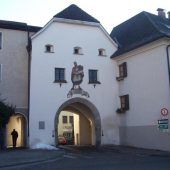 Betrunken gegen historischen Torbogen