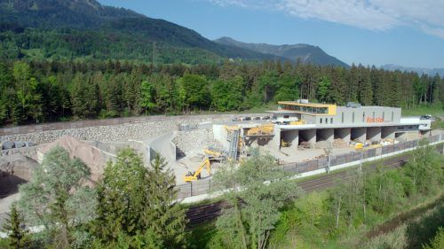 Die Abgabe funktioniert einfach: Mit dem Pkw auf die Waage auffahren, Material entladen, Pkw erneut wiegen und im Anschluss bargeldlos an der Rampe bezahlen. kessler bewegt s