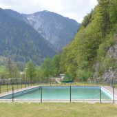 Neue Platten für Schwimmbad