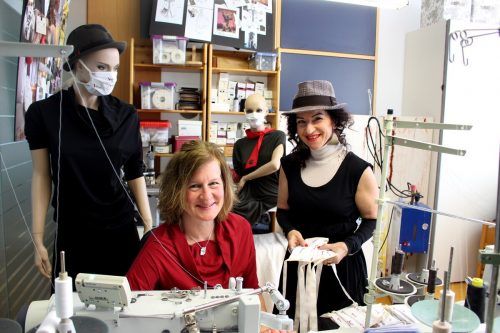 Die Designerin Regina Kieninger in ihrem Atelier „adelmut“ in Lochau, zusammen mit ihrer Näh-Expertin Sabine Elbs.  bms