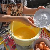 Eine Erdbeerroulade für die Mama