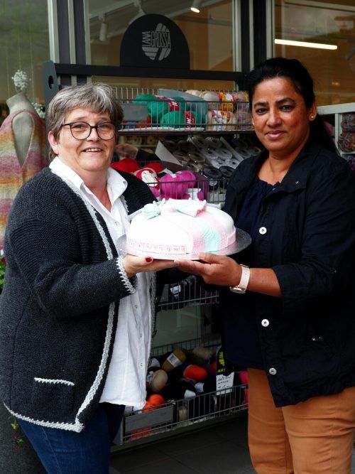 Die Helferinnen Bernadette Burtscher-Ganahl und Pushpa Tschofen hatten alle Hände voll zu tun.