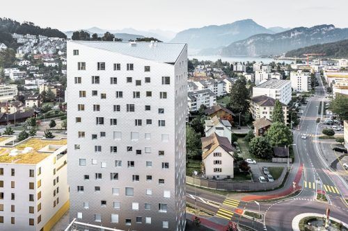 Die Schweizer Starachitektin Tilla Theus entwarf dieses besondere Hochhaus mit unregelmäßig angeordneten Fenstern. PREFA/Croce & Wir