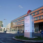 Arzt verlässt OP, Patient stirbt