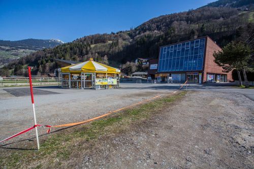 Einer der beiden Corona-Drive-ins im Montafon soll heute bei der Zamangbahn in Schruns aufgebaut werden. VN/Steurer