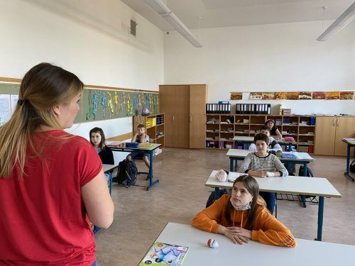 Einweisung in der ersten Schulstunde: Die Schüler zeigten sich bereits gut informiert.  VN/Rauch