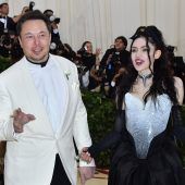 X Æ A-12 Musk? – Sängerin Grimes erklärt Babynamen