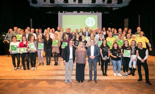 Engagierten Schülern, Privatpersonen, Vereinen, Initiativen, Solidargemeinschaften und innovativen Unternehmen, Landwirten und Gemeinden wurde 2018 der VN-Klimaschutzpreis verliehen. Die Gewinner auf einen Blick!