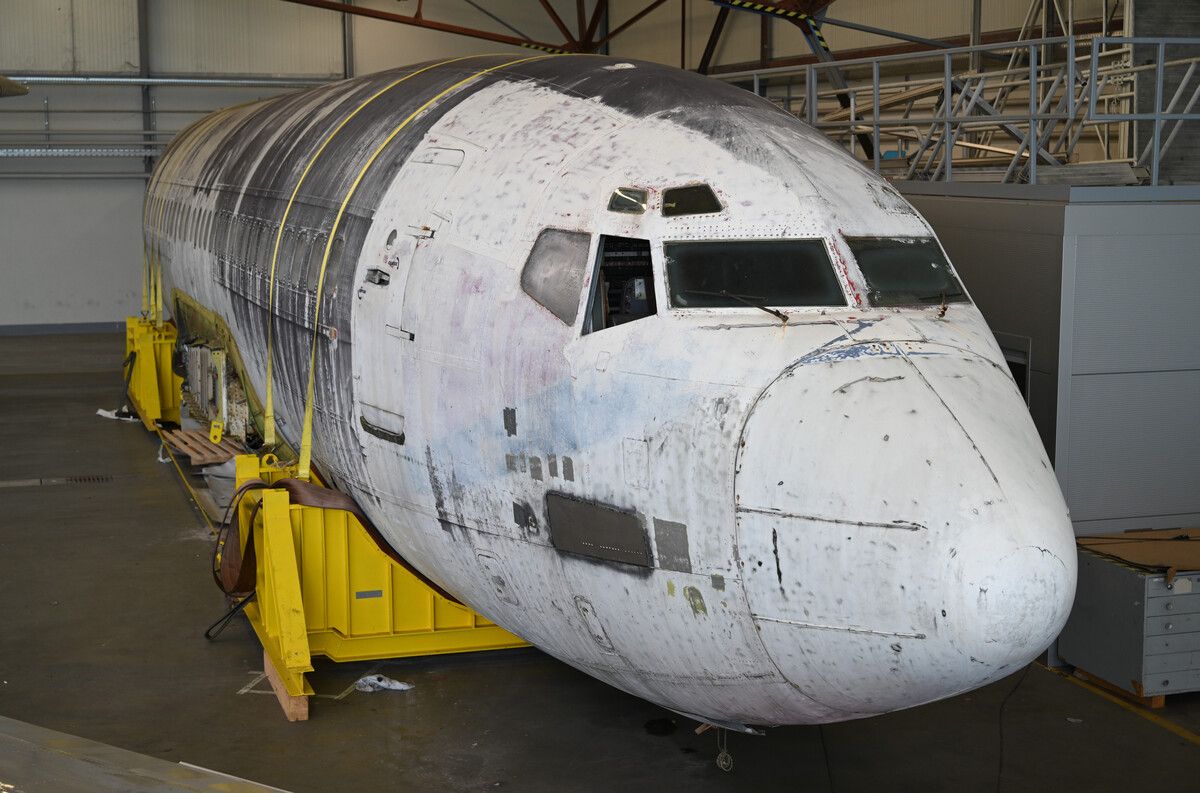 Die Landshut steht bereits in einem Hangar in Friedrichshafen. dpa