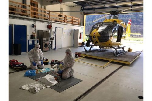 Der Umgang mit und die Verwendung der Schutzausrüstung gehören auch für die Piloten und Flugretter schon zum Arbeitsalltag. öamtc