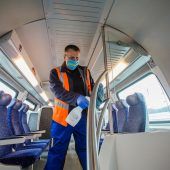 Einmal sprühen, bitte! So oft wird im Zug desinfiziert. »A7