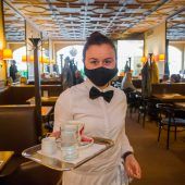 Wieder offen! Theresa Häusle, Café Zanona, und Kollegen begrüßen Gäste. »A6