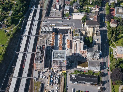 Finale im Blick Das zukünftige Stadtquartier beim Bahnhof Feldkirch wächst trotz Coronakrise ungehindert weiter. Die Arbeiten laufen jedenfalls auch Hochtouren. Auf dem 56.000 Quadratmeter großen Areal entstehen fünf neue Gebäude mit mehr als 170 Wohnungen, Büros, einem Hotel sowie Handelsflächen und Gastronomie. Auch eine öffentliche Tiefgarage zählt zum Vorhaben. Der Startschuss für den Bau fiel im Vorjahr, bis 2022 werden laut Projektbetreiber FB Future Bauart Immobilien GmbH rund 60 Millionen Euro investiert.