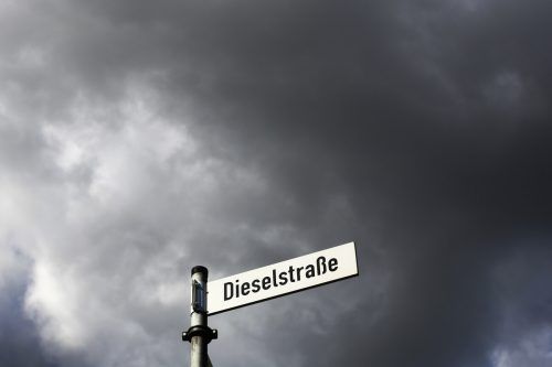 Für Zehntausende Dieselfahrer ist der Weg für Schadenersatz von VW frei. Klagende Käufer können ihr Auto zurückgeben und das Geld dafür einfordern. AP