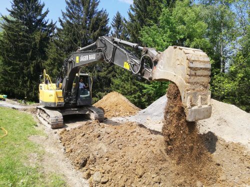 Im Ortsteil Bazora wird derzeit eifrig an der Realisierung neuer Wasser- und Abwasserleitungen gearbeitet. Gut 100 Ferienhäuser kommen neu ans Kanalnetz.  Gemeinde