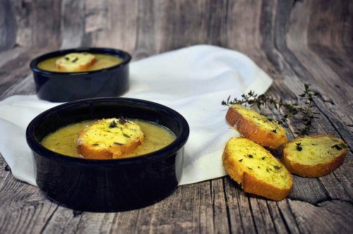 Köstliche Zwiebelsuppe mit frisch geröstetem Baguette und Bergkäse. Alma/Rupp AG/Christian Schramm Photography