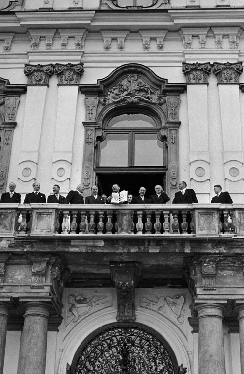 Leopold Figl präsentiert den österreichischen Staatsvertrag in Wien. APA