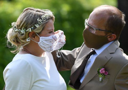 Nicht nur romantische Bekundungen müssen sich Hochzeitspaare vor dem Altar merken, auch auf Regeln wie Mundnasenschutz und Abstand muss Rücksicht genommen werden.  APA