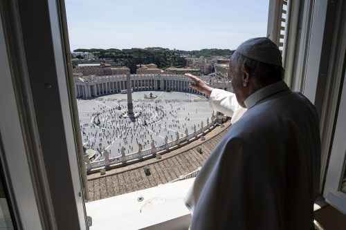 Papst Franziskus erteilte Pilgern auf dem Petersplatz den Segen. AFP