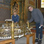 Kronleuchter hängt wieder in Hatler Kirche