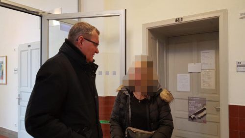 Rechtsanwalt Andreas Ermarcora mit der Schweizer Klägerin während einer der vielen Verhandlungen am Landesgericht Feldkirch. eckert