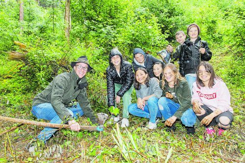 Schüler(Innen) der Mittelschule Frastanz mit Landesrat Christian Gantner bei der Mischwaldpflege.