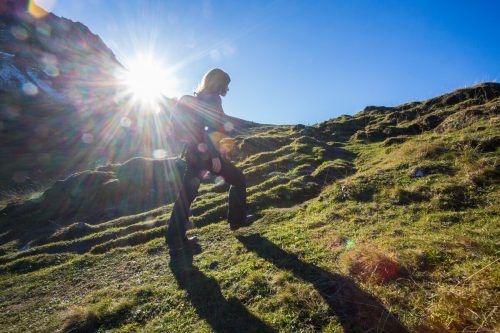 Seilbahnen, Klettersteige und Attraktionen wie der Waldrutschenpark sollen Gäste in die Berge locken. Doch Vorsicht, viele Hochalphütten sind geschlossen.