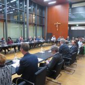 Neos fordern Sitzung der Stadtvertretungssitzung