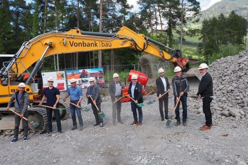 Spatenstich bei LUF mit LR Marco Tittler, Bgm. Harald Witwer, Architekt Herbert Müller, Nachbarn, Vertretern der beteiligten Baufirmen und LUF-Mitarbeitern.  FA