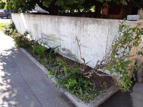 Trotz einer 40 Meter langen Bremsspur kam der 41-Jährige mit seinem Fahrzeug auf die Gegenfahrbahn und kollidierte mit der Mauer des Gastgartens.  Leserfoto