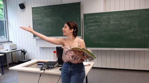 Voll in ihrem Element: Die 22-jährige Ninutsa Nadirashvili beim Englisch-Unterricht am BG Feldkirch.  MAX