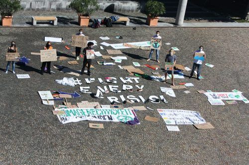 Vor dem Landhaus demonstrierten Fridays-for-Future-Aktivisten. Fotos des Schildermeers sandten sie anschließend an die Bundesregierung.