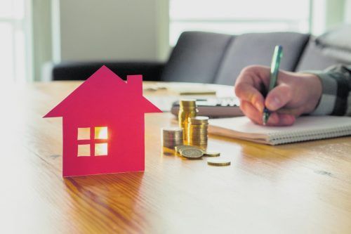 Wer coronabedingt die Miete aussetzt, muss mit Verzugszinsen rechnen. Shutterstock