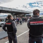 Fünf Afghanen im Sattelzug versteckt