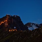 Montafoner Berge stehen in Flammen