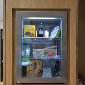 Offener Kühlschrank Nummer zwei eröffnet
