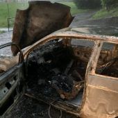 Auto auf Parkplatz in Vollbrand