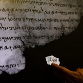 Qumran-Rollen mit Hilfe von ­DNA-Proben zusammengesetzt